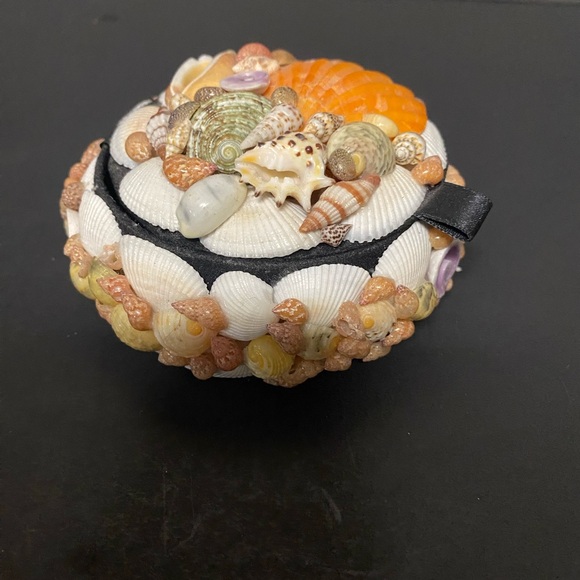 Genuine Shell Covered Trinket Box , Felted Insidee Black In Color - Picture 5 of 9